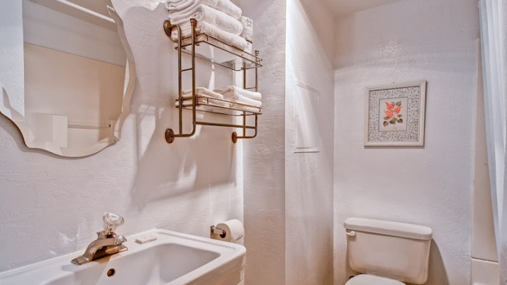 bathroom with shower tub