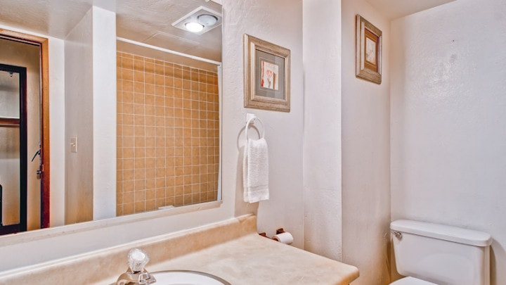 bathroom with shower tub