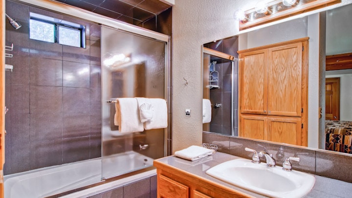 bathroom with shower tub