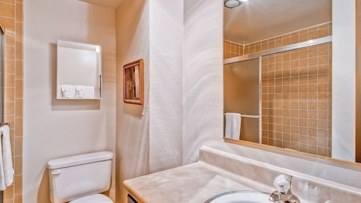 bathroom with shower tub