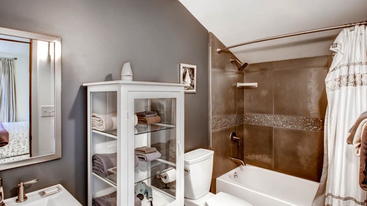 bathroom with shower tub