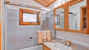 bathroom with shower tub