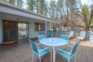 deck with outdoor dining