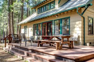 deck with outdoor dining