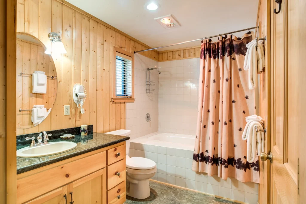 bathroom with shower tub