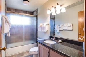 bathroom with shower tub