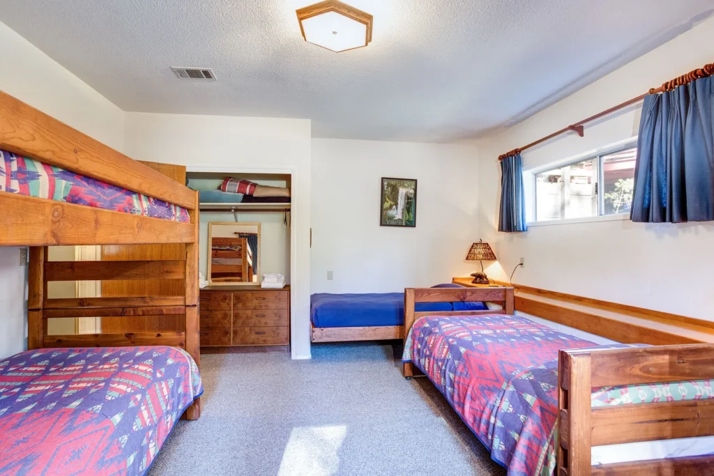 bedroom with daybed and bunk bed