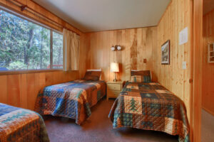 bedroom with three twin beds