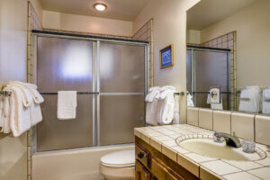 bathroom with shower tub