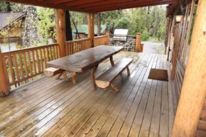 deck with picnic table