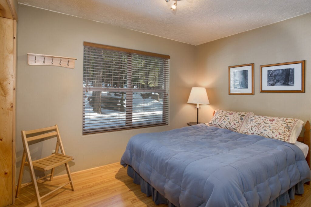 bedroom with queen bed