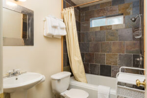 bathroom with shower tub