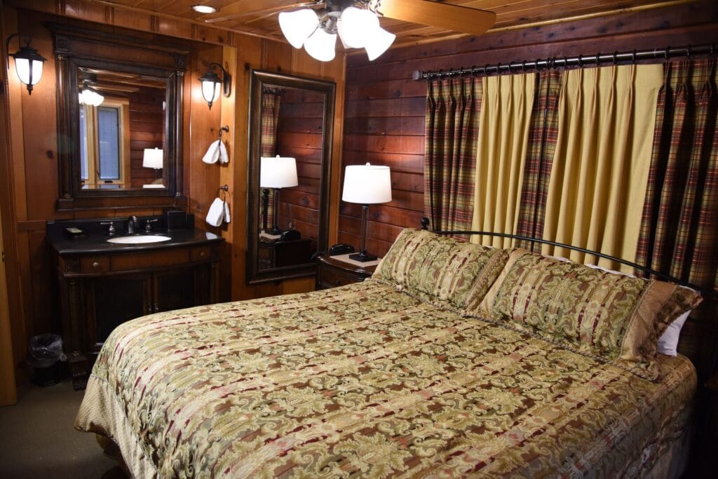 bedroom with queen bed