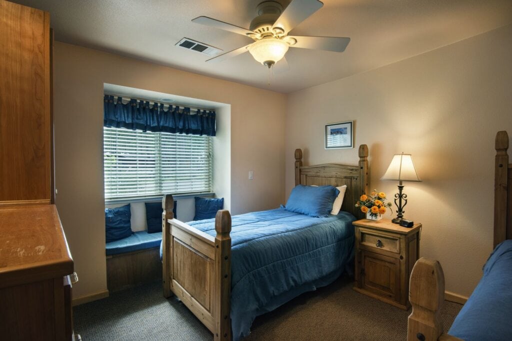 bedroom with two twin beds