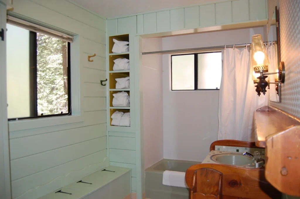 bathroom with shower tub