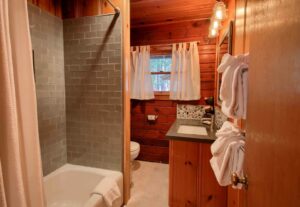 bathroom with shower tub