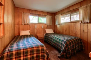 bedroom with two twin beds