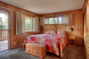 bedroom with queen bed