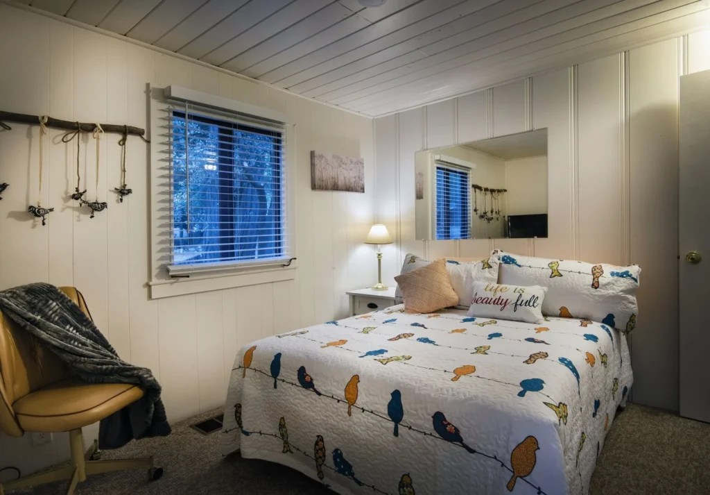 bedroom with queen bed