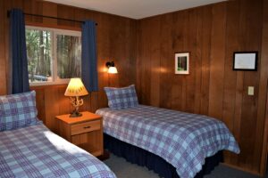 bedroom with two twin beds