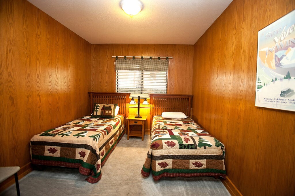 bedroom with two twin beds