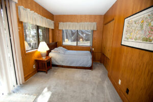 bedroom with twin bed