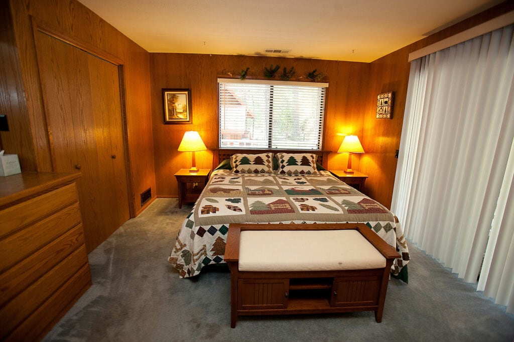 bedroom with queen bed