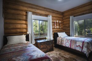 bedroom with two twin beds