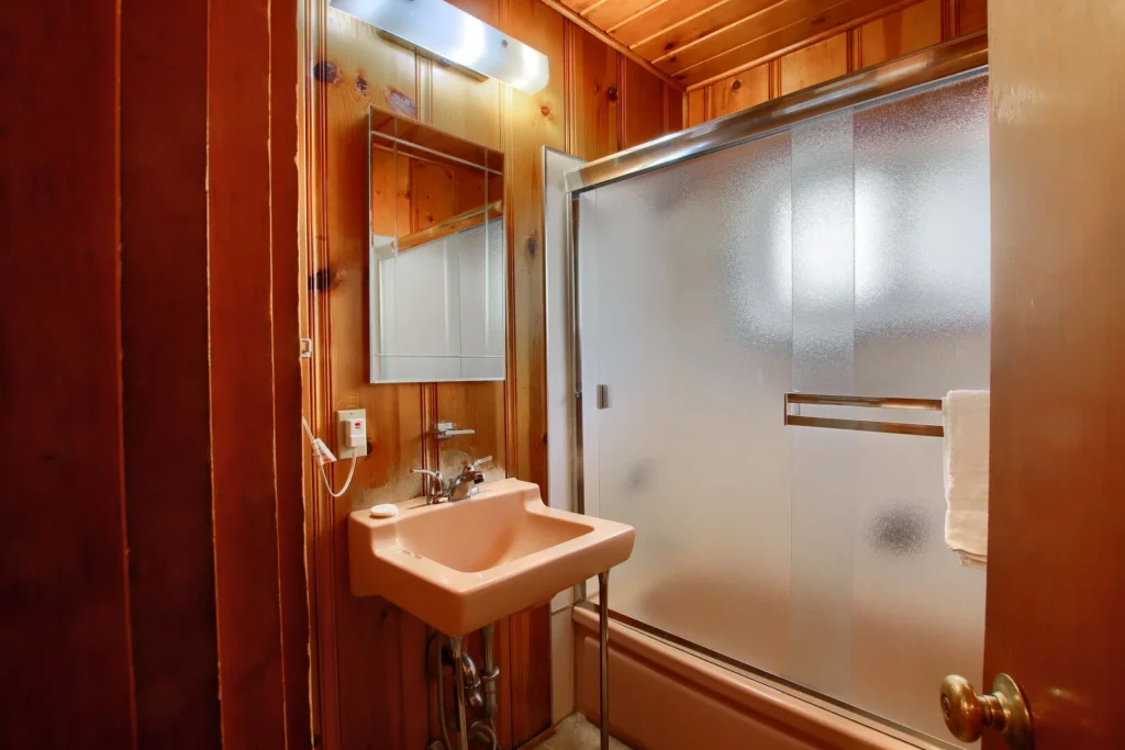 bathroom with shower tub