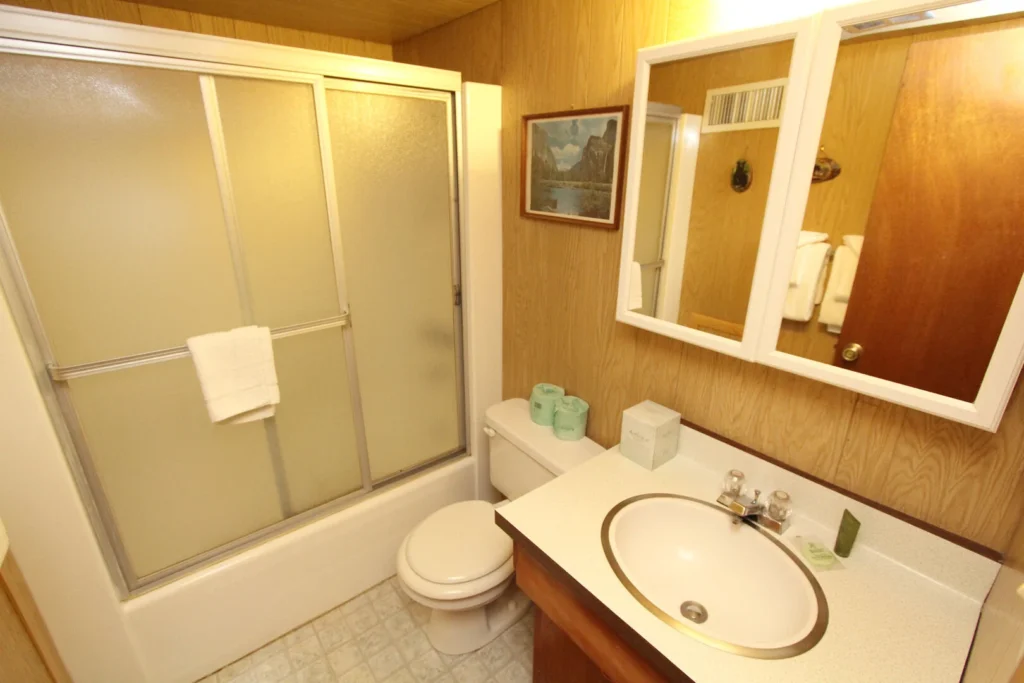 bathroom with shower tub