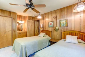 bedroom with two twin beds