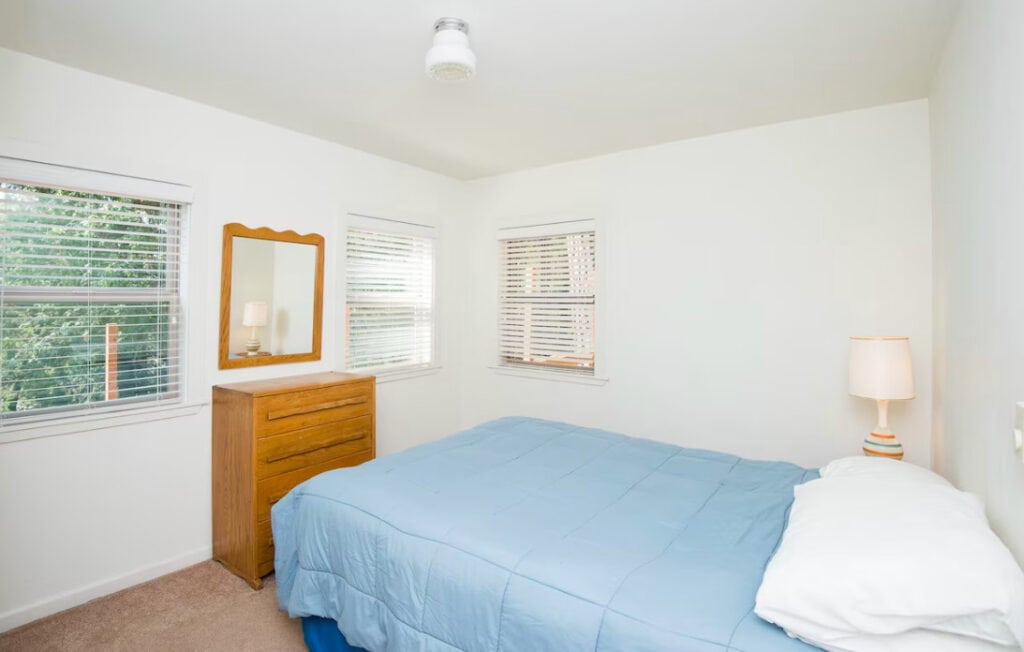 bedroom with queen bed