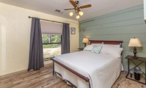 bedroom with queen bed