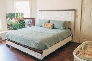 bedroom with queen bed