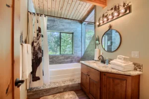 bathroom with shower tub