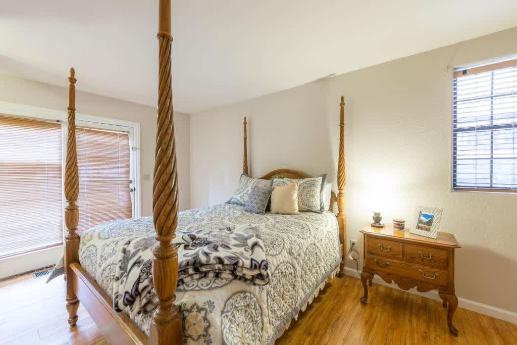 four poster queen bed