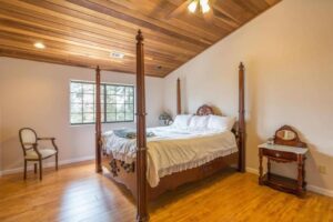 four poster queen bed