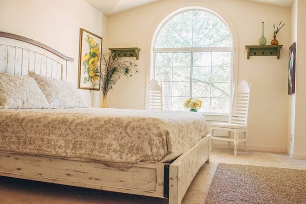 bedroom with queen bed