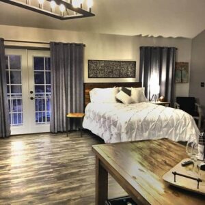 bedroom with queen bed