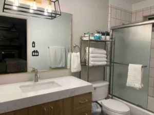 bathroom with shower tub