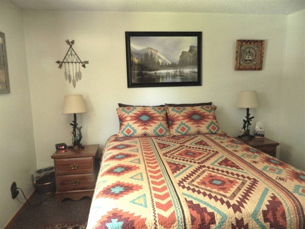 bedroom with queen bed