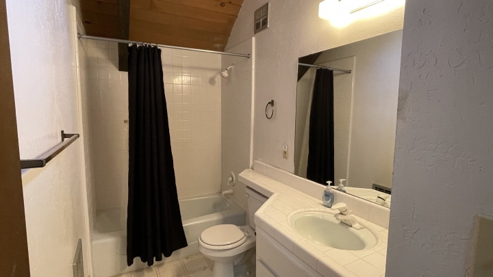 bathroom with shower tub