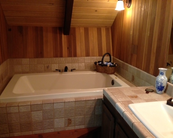 bathroom with tub