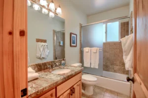 bathroom with shower tub