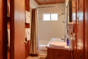 bathroom with shower tub