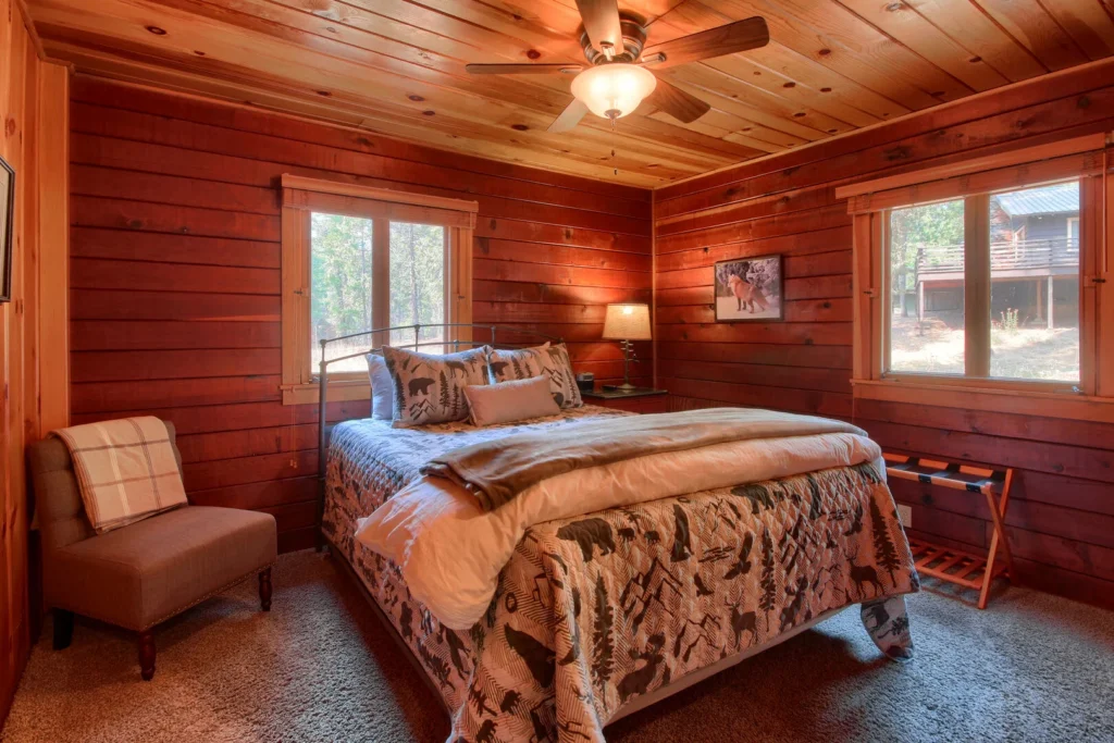 bedroom with queen bed