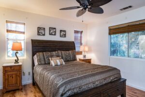 bedroom with queen bed