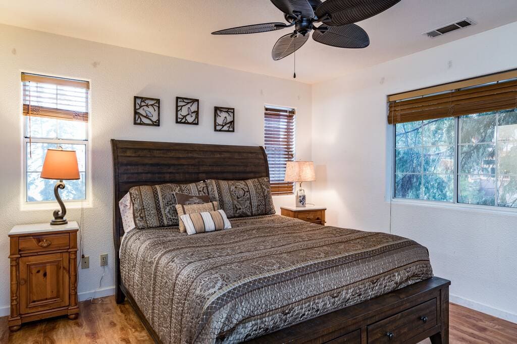 bedroom with queen bed