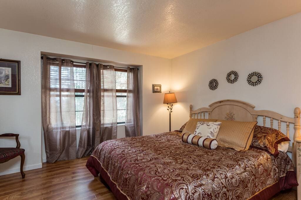 bedroom with queen bed