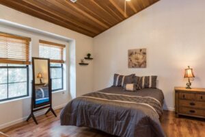 bedroom with queen bed